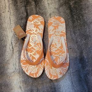 Roxy Flip Flops NWT size 3